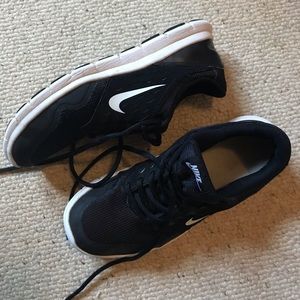 Nike women’s tennis shoes. Worn just 1 weeks worth